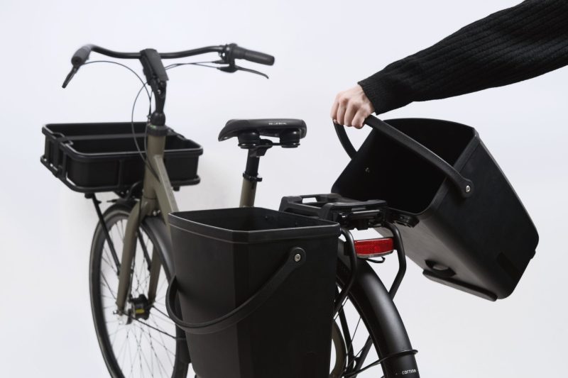 Close-up of locking handle on CARRY SIDE Triple-X Box 22 Litre in black