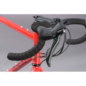 Croix De Fer 20 Adventure Gravel Bike – Reynolds 725 Steel Frame, Shimano GRX & Tubeless Ready 7 Croix De Fer 20 Red Alloy Drop Handlebars Close-Up
