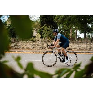 Equilibrium Large Steel Road Bike – Lightweight Reynolds 725 Frame, Classic Design (White) 18 Equilibrium Large Steel Road Bike White city commuting scene