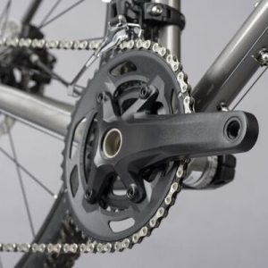 Croix De Fer 20 Flat Bar - Versatile Adventure Bike with Chromoly Steel Frame 10 gn21030 detail 08 grx edit