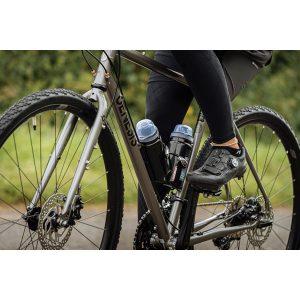 Croix De Fer 20 Flat Bar - Versatile Adventure Bike with Chromoly Steel Frame 13 gn21030 lifestyle 2
