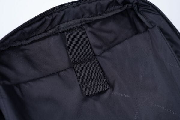 External pocket for accessories on METRO SIDE Triple-X Bag in black